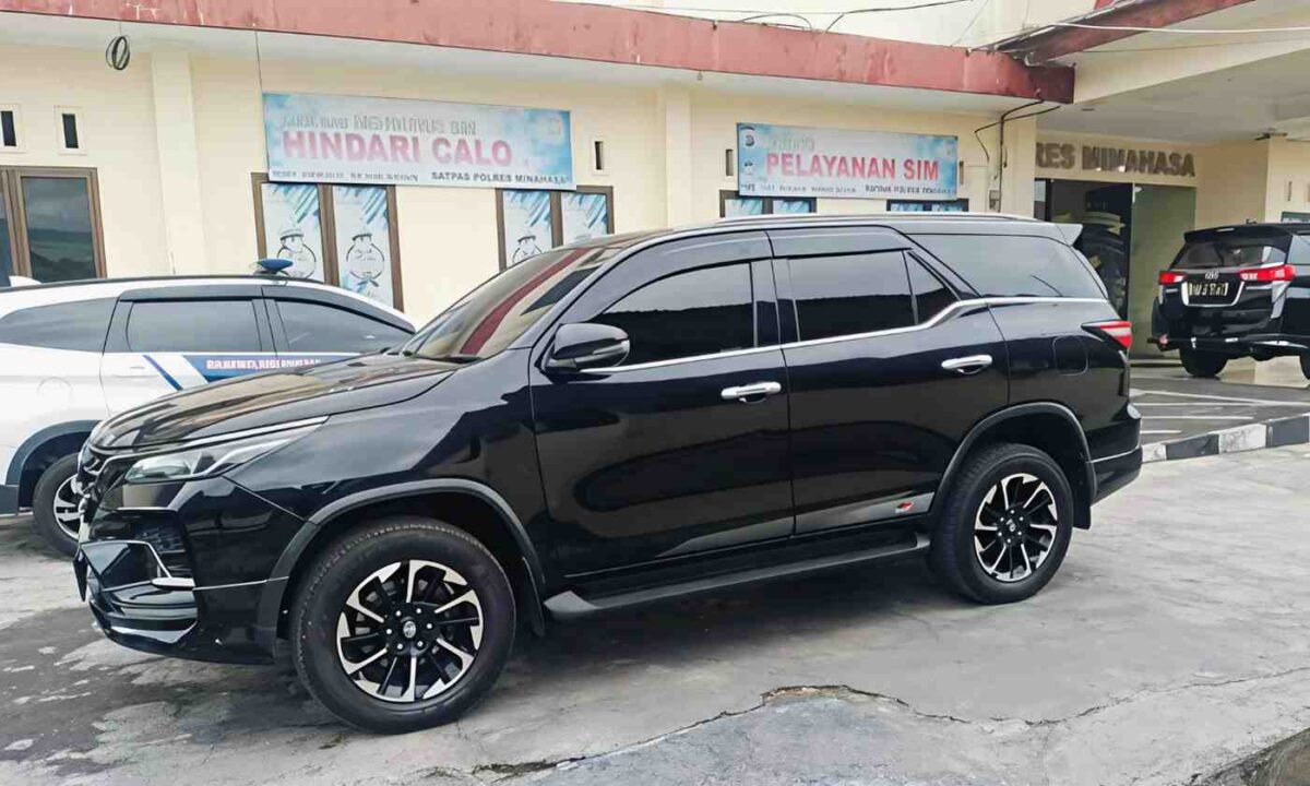 Babuk Fortuner diparkir di halaman Mapolres Minahasa 