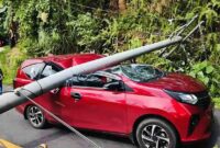 Tiang Listrik Timpa Mobil Kabid Linmas Satpol PP Minut