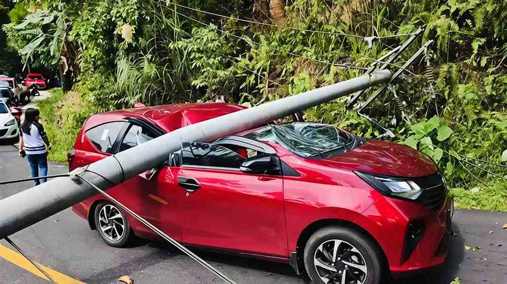 Tiang Listrik Timpa Mobil Kabid Linmas Satpol PP Minut