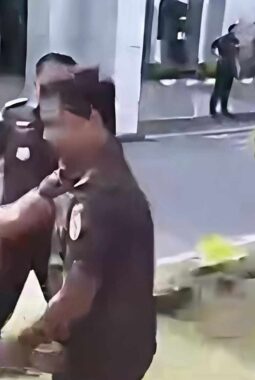 Viral, Video Oknum Pegawai Kejati Sultra Diduga Seret Demonstran saat Aksi Unjuk Rasa
