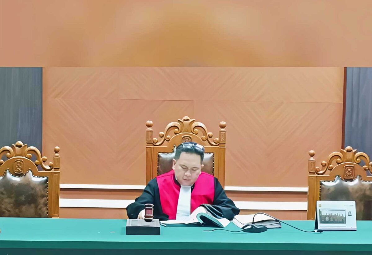 Hakim tunggal PN Manado Philip Pangalila saat membacakan amar putusan 