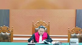 Hakim tunggal PN Manado Philip Pangalila saat membacakan amar putusan 